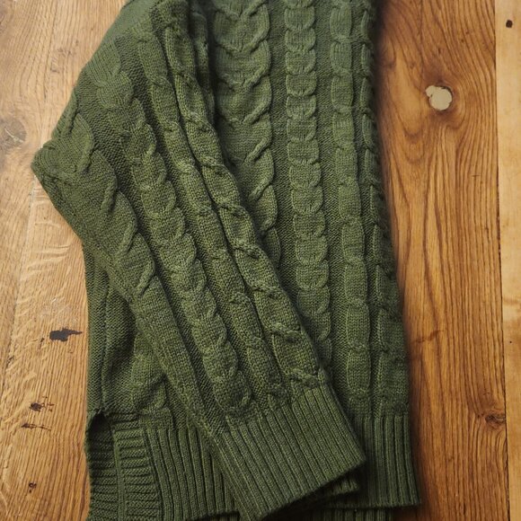 2 Cable Knit Sweaters Christmas Tree Green and Snow White - Picture 8 of 9